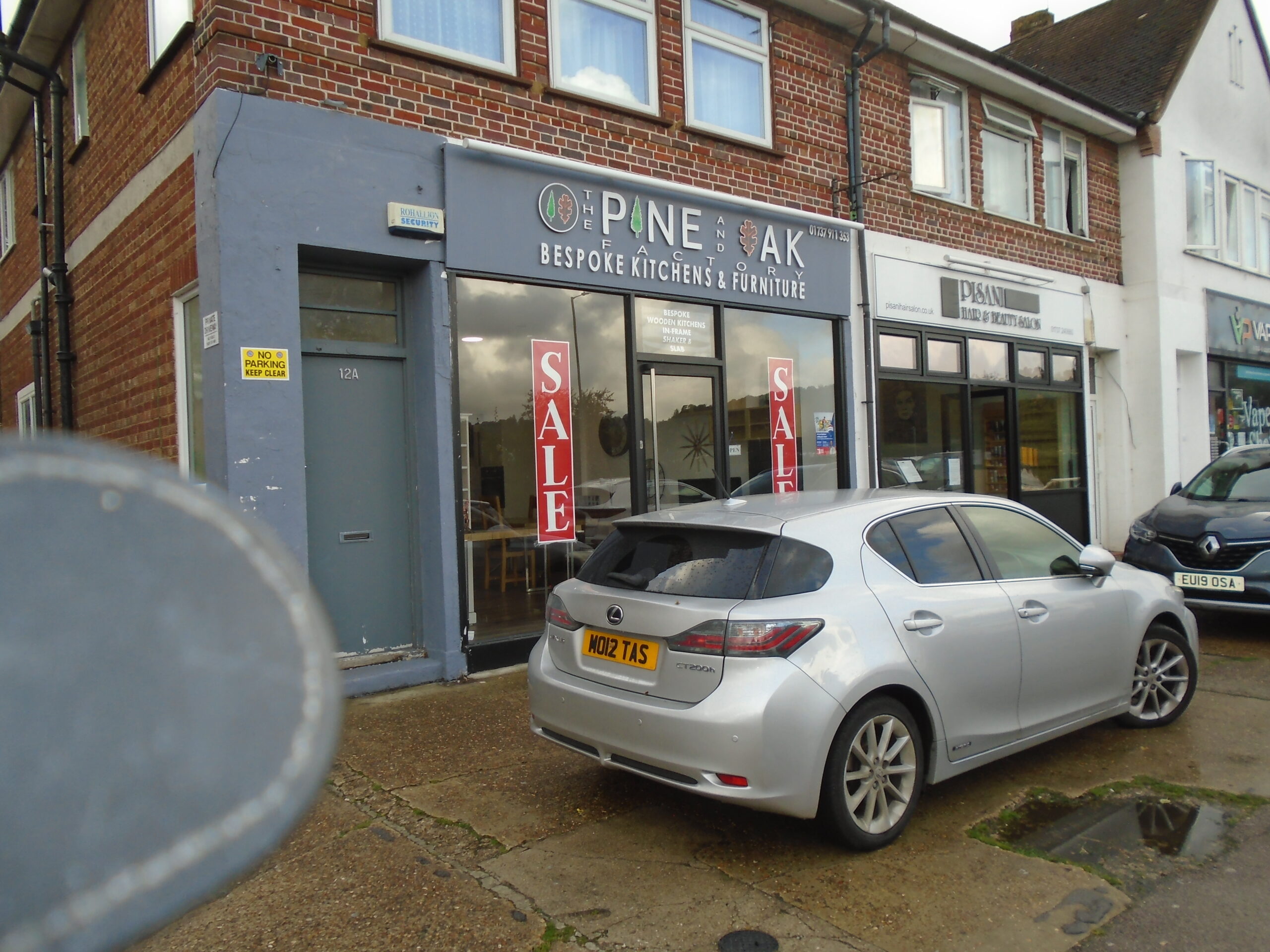 LOCK-UP SHOP TO LET ON NEW LEASE – 525 SQ FT UNIT WITH MODERN SHOP FRONT – DOVERS GREEN ROAD, WOODHATCH, REIGATE