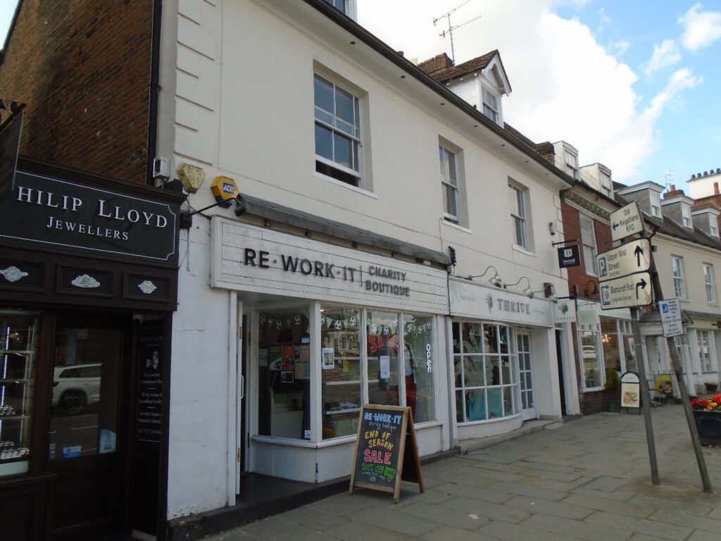 CHARACTER LOCK UP SHOP TO LET – REIGATE HIGH STREET – 633 SQ FT WITH BASEMENT AREA